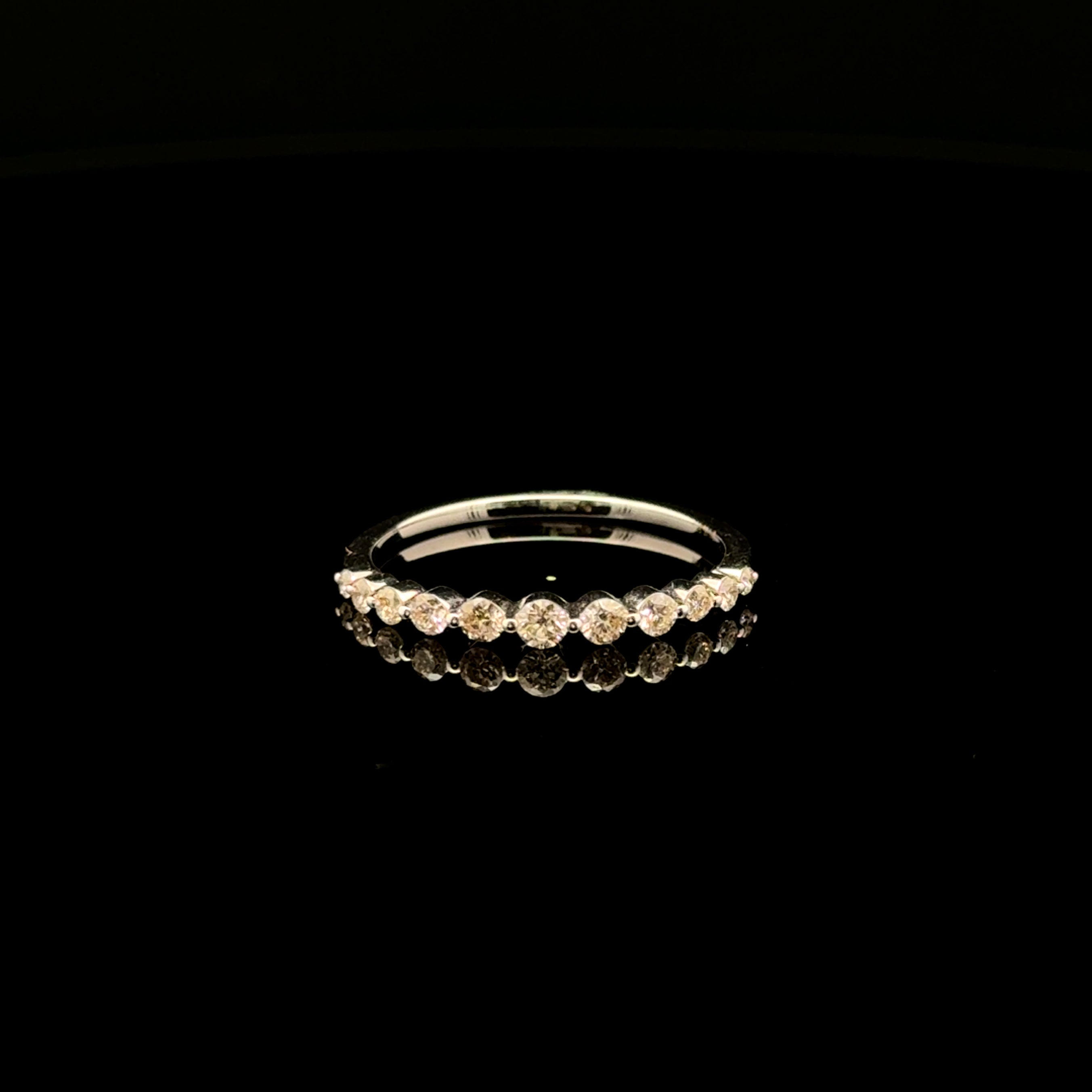Round Diamond Graduated White Gold Ring